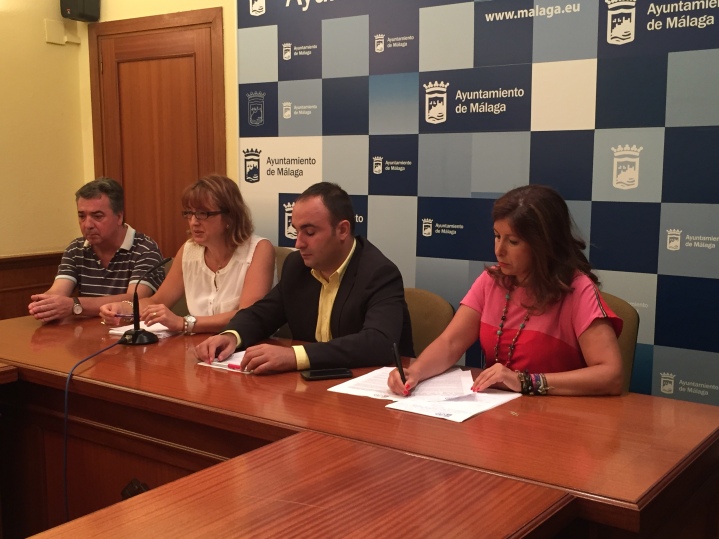 Mario Cortés y Gemma del Corral con los profesores de La Cónsula esta mañana en rueda de prensa